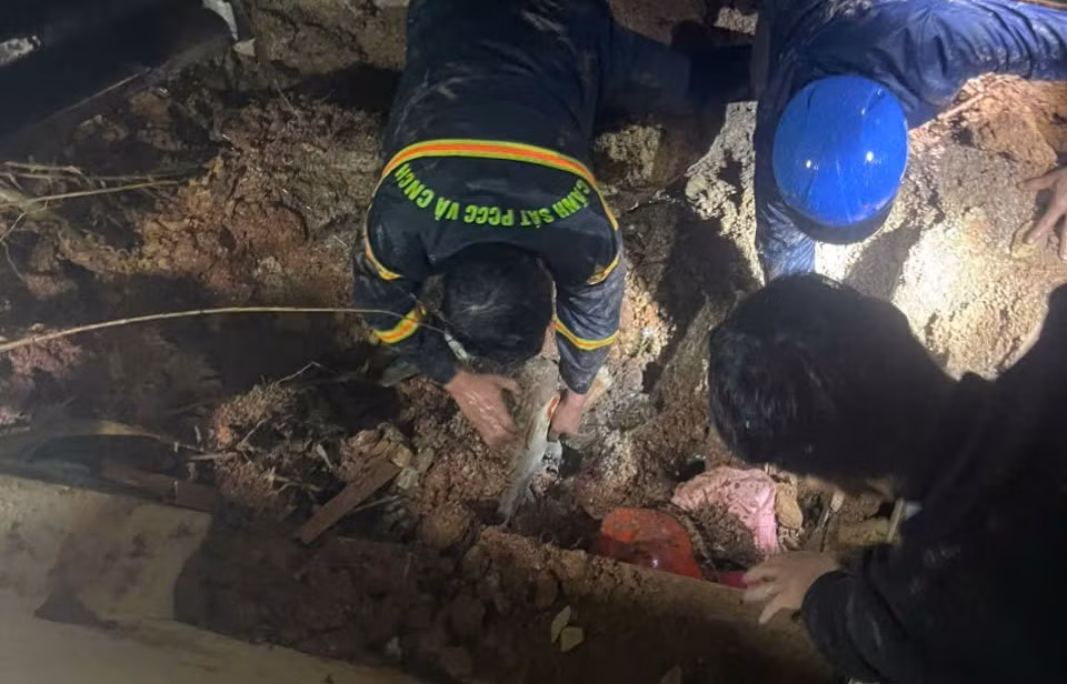 Cứu sống bé gái 7 tuổi bị đất đá vùi lấp tại nhà -0