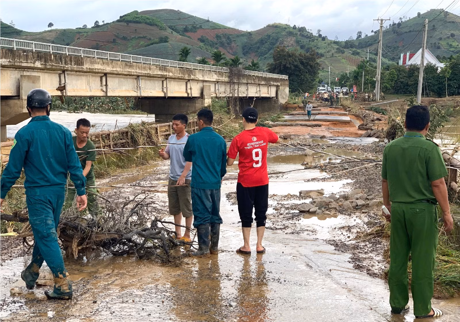 Nước lũ tràn về, hàng chục nghìn người dân Đắk Lắk bị cô lập -0