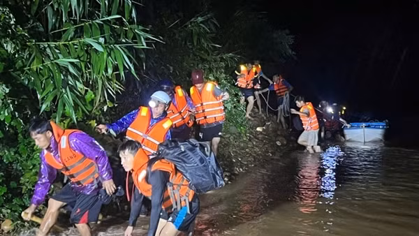 Màu sắc phục trong cơn lũ dữ