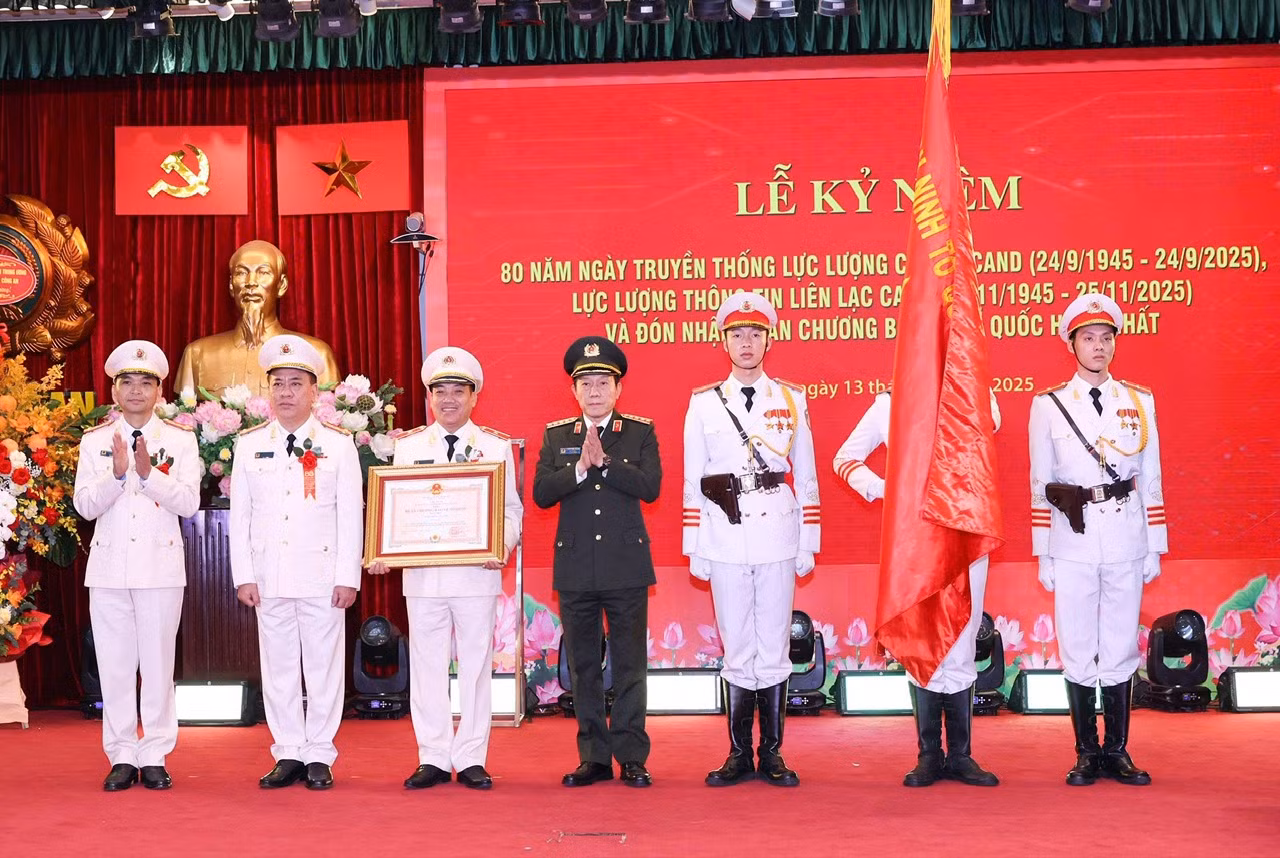 Kỷ niệm 80 năm Ngày truyền thống lực lượng viễn thông và cơ yếu CAND và đón nhận Huân chương Bảo vệ Tổ quốc hạng Nhất -0