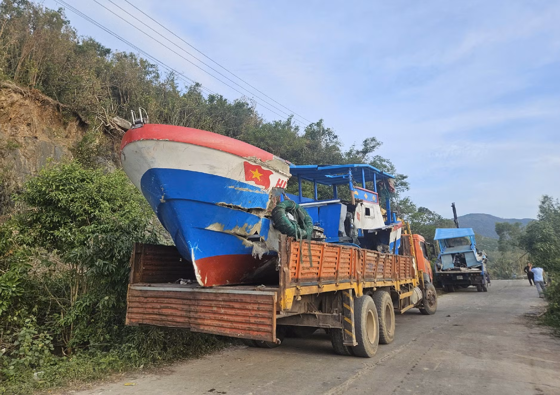 Sau bão số 13, ngư dân Đắk Lắk chạy đua sửa thuyền để vươn khơi trở lại -0