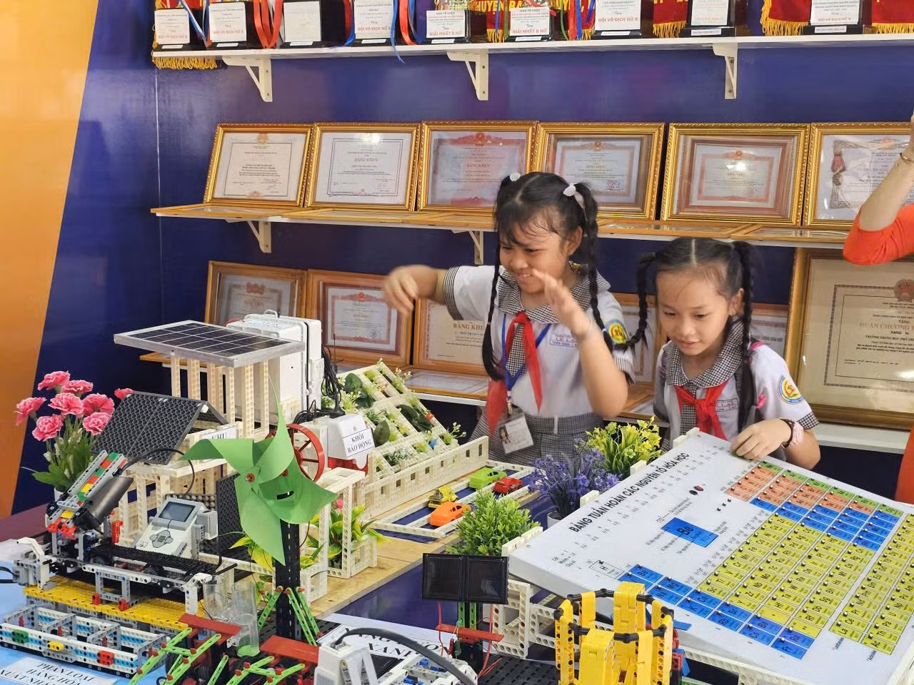 TP Hồ Chí Minh khai mạc triển lãm 50 năm đổi mới giáo dục -0