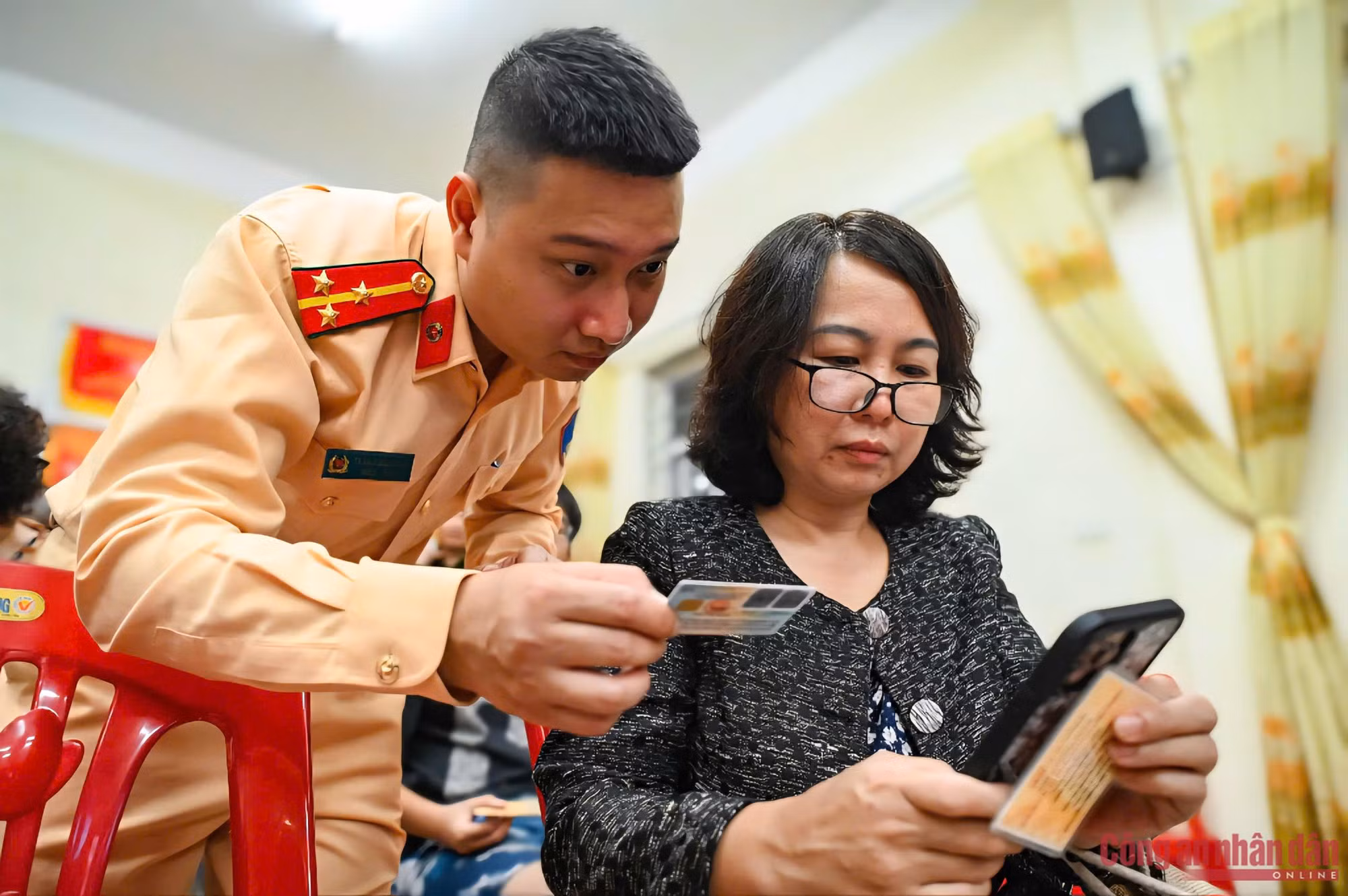 Đến từng tổ dân phố cập nhật dữ liệu đăng ký phương tiện và giấy phép lái xe -0