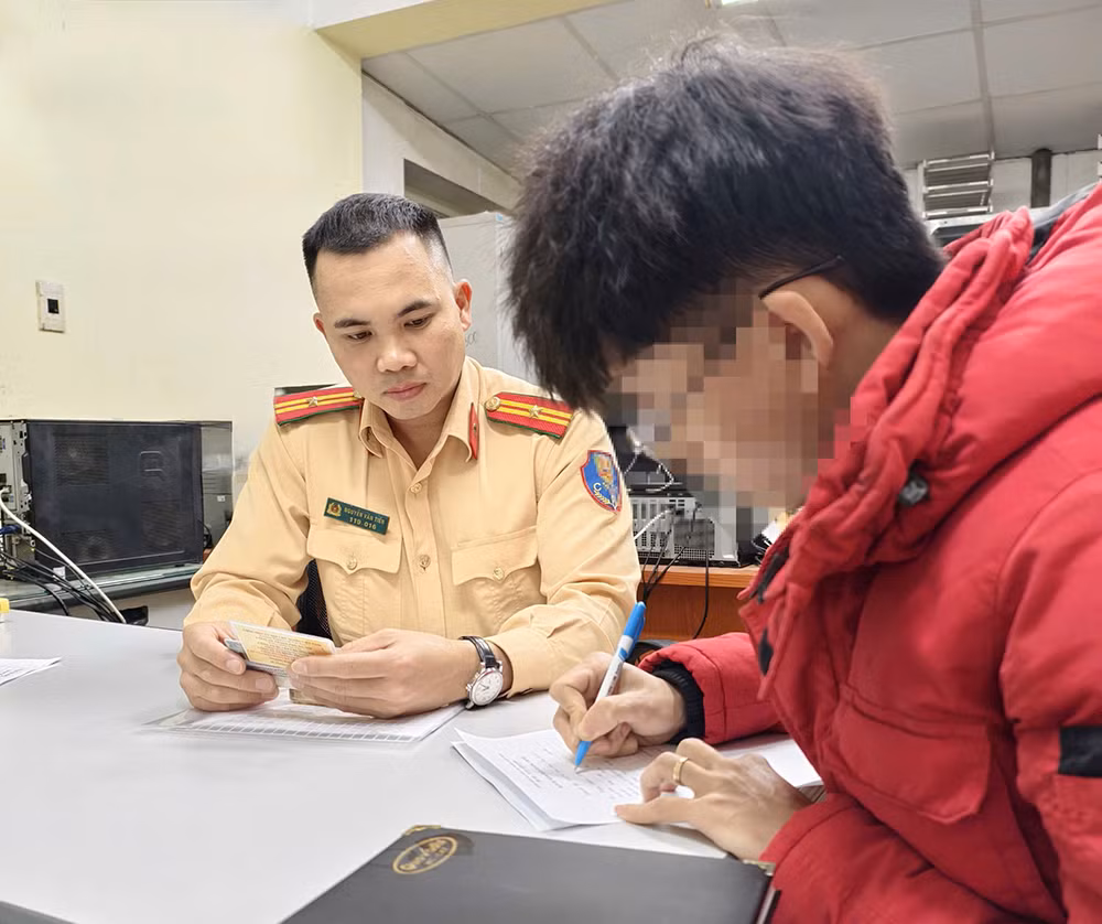  Che biển số để tránh phạt nguội, nam thanh niên bị phát hiện không có bằng -0