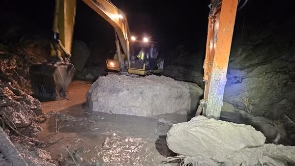 Trắng đêm thông đường, giải cứu hàng loạt xe ôtô mắc kẹt trên đèo Khánh Lê
