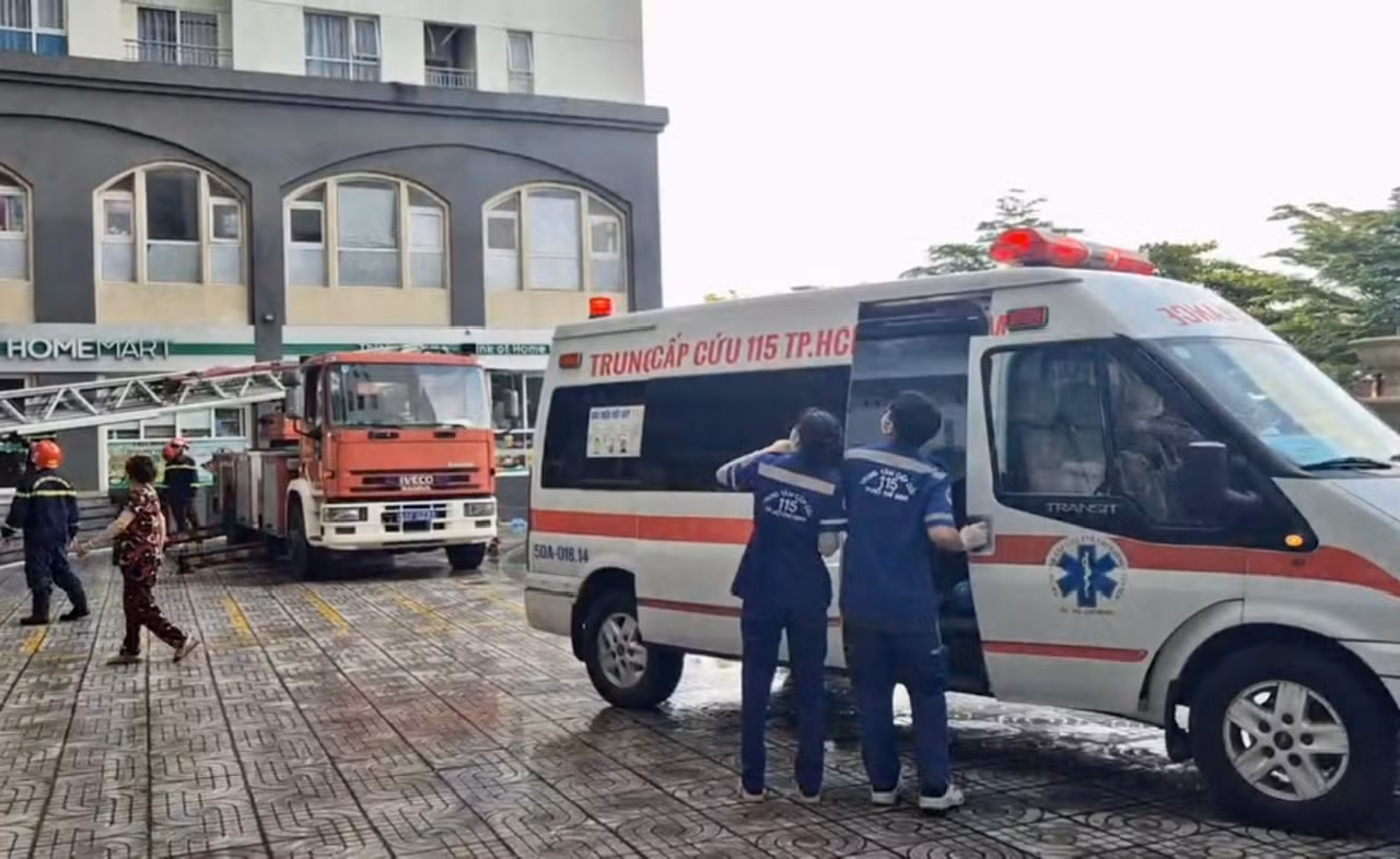 Hàng trăm cư dân thoát khỏi sự cố cháy căn hộ trên tầng 12 -3