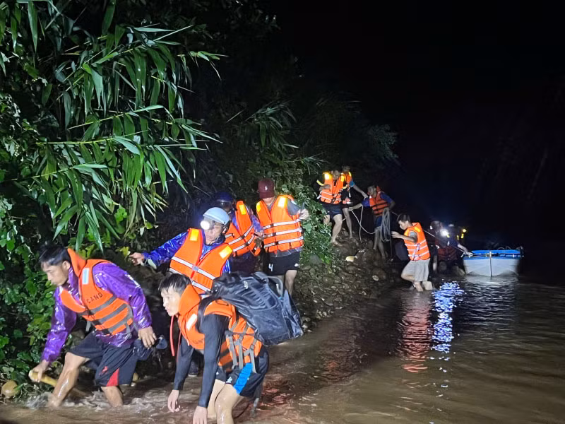 Màu sắc phục trong cơn lũ dữ -0