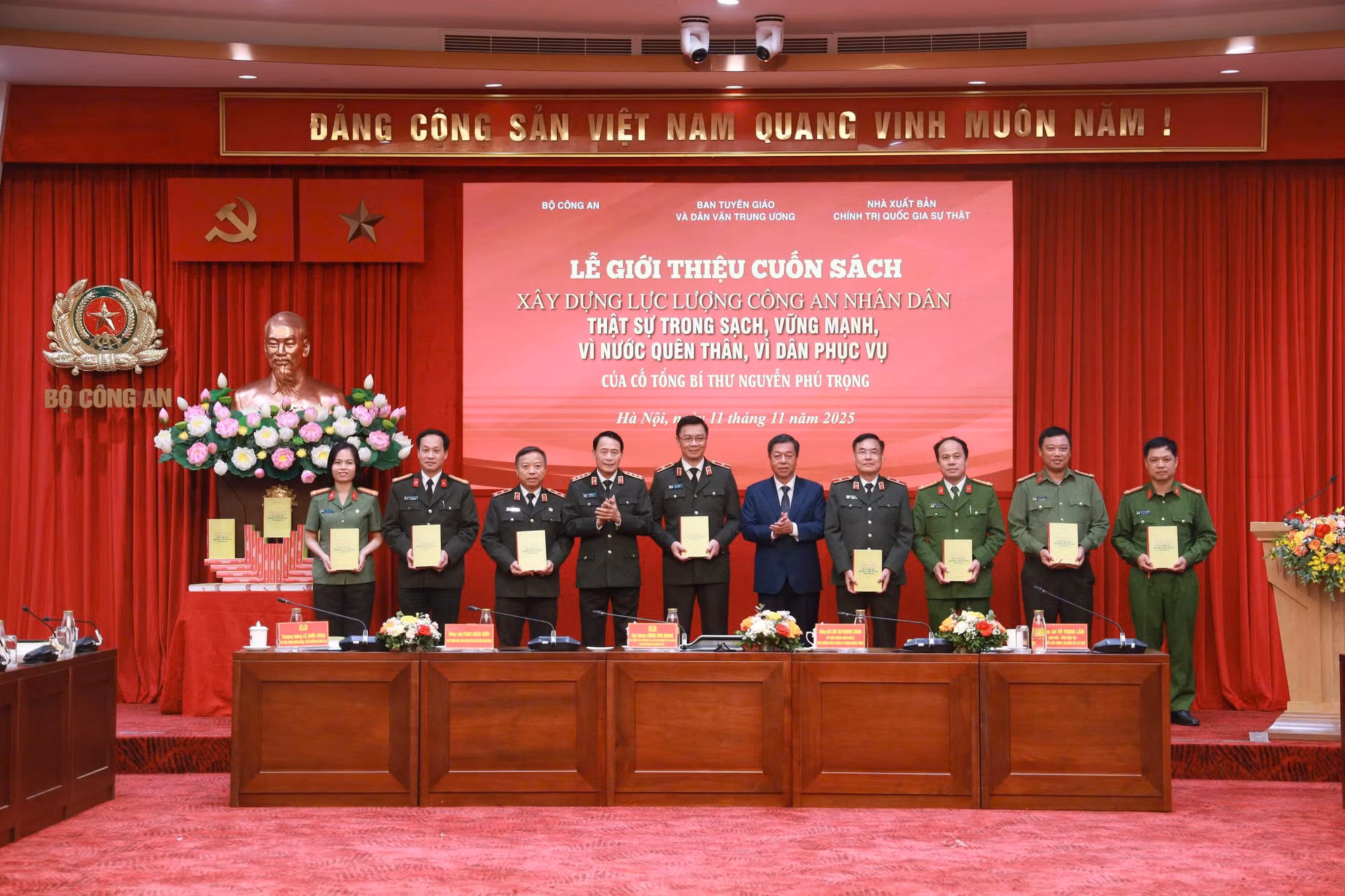 Giới thiệu cuốn sách “Xây dựng lực lượng CAND thật sự trong sạch, vững mạnh, vì nước quên thân, vì dân phục vụ” của cố Tổng Bí thư Nguyễn Phú Trọng -0