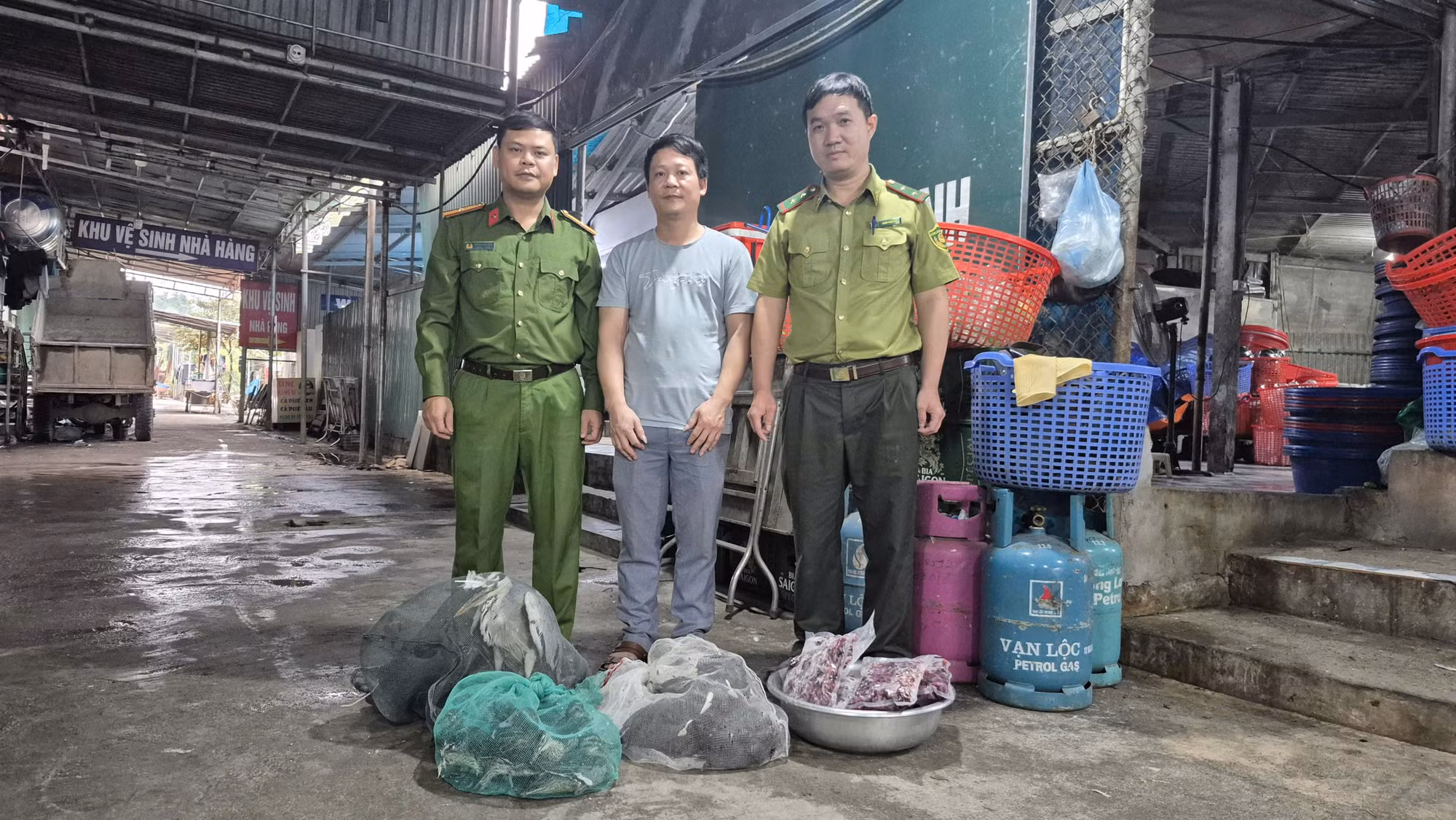 Liên tiếp phát hiện hàng ngàn cá thể chim hoang dã bị đánh bắt và kinh doanh trái phép -0