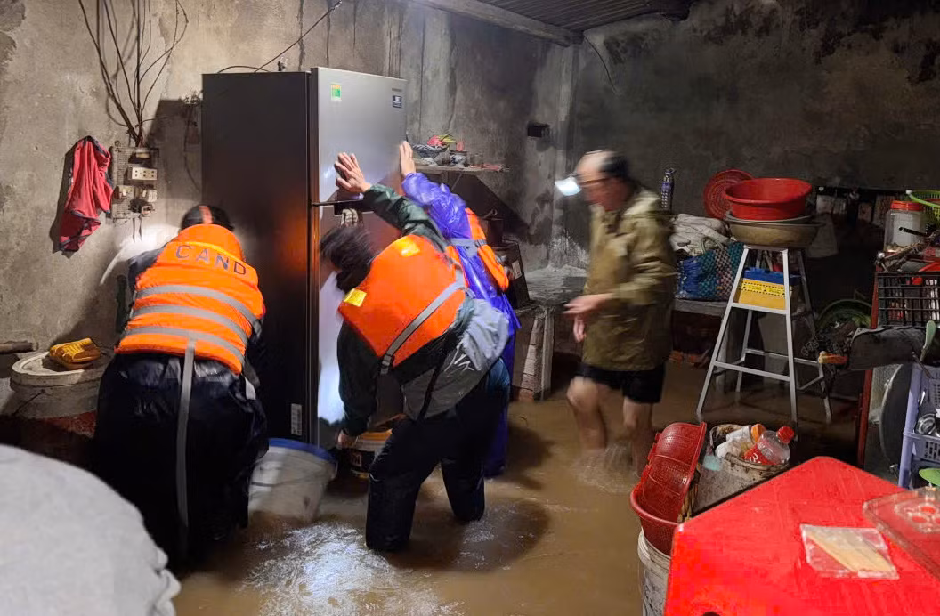 Nhiều vùng trũng phía Đông Đắk Lắk ngập trong lũ lụt, Công an nỗ lực cứu nạn cứu hộ xuyên đêm -0