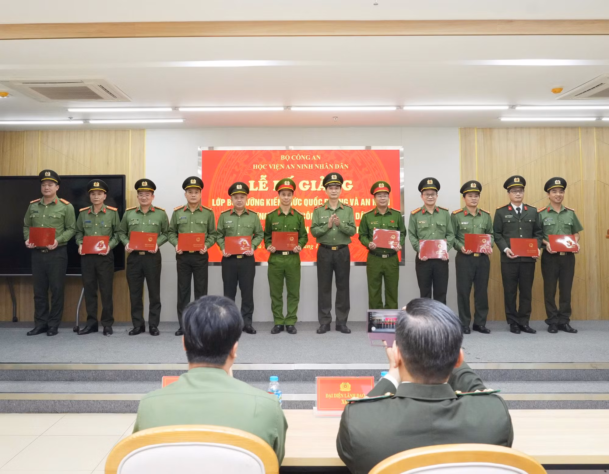 Bế giảng lớp bồi dưỡng kiến thức quốc phòng và an ninh dành cho lãnh đạo cấp cục và tương đương trong CAND -0