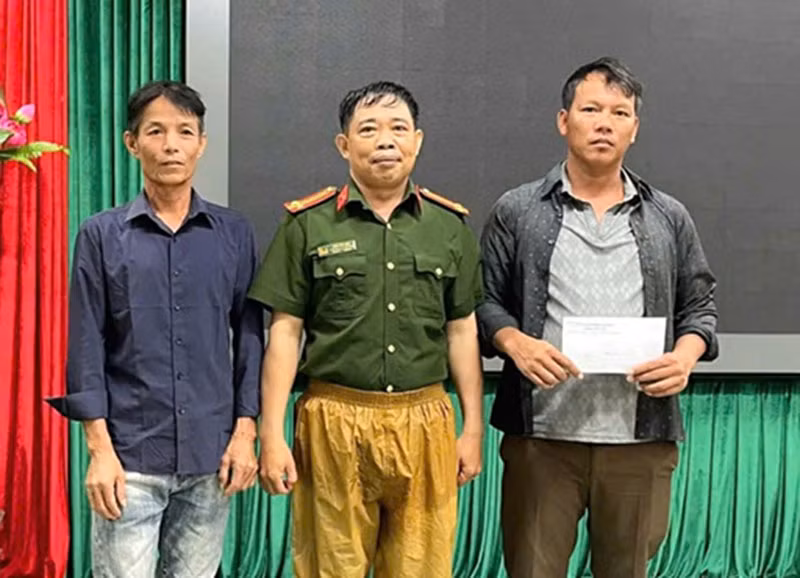 Màu sắc phục trong cơn lũ dữ -0