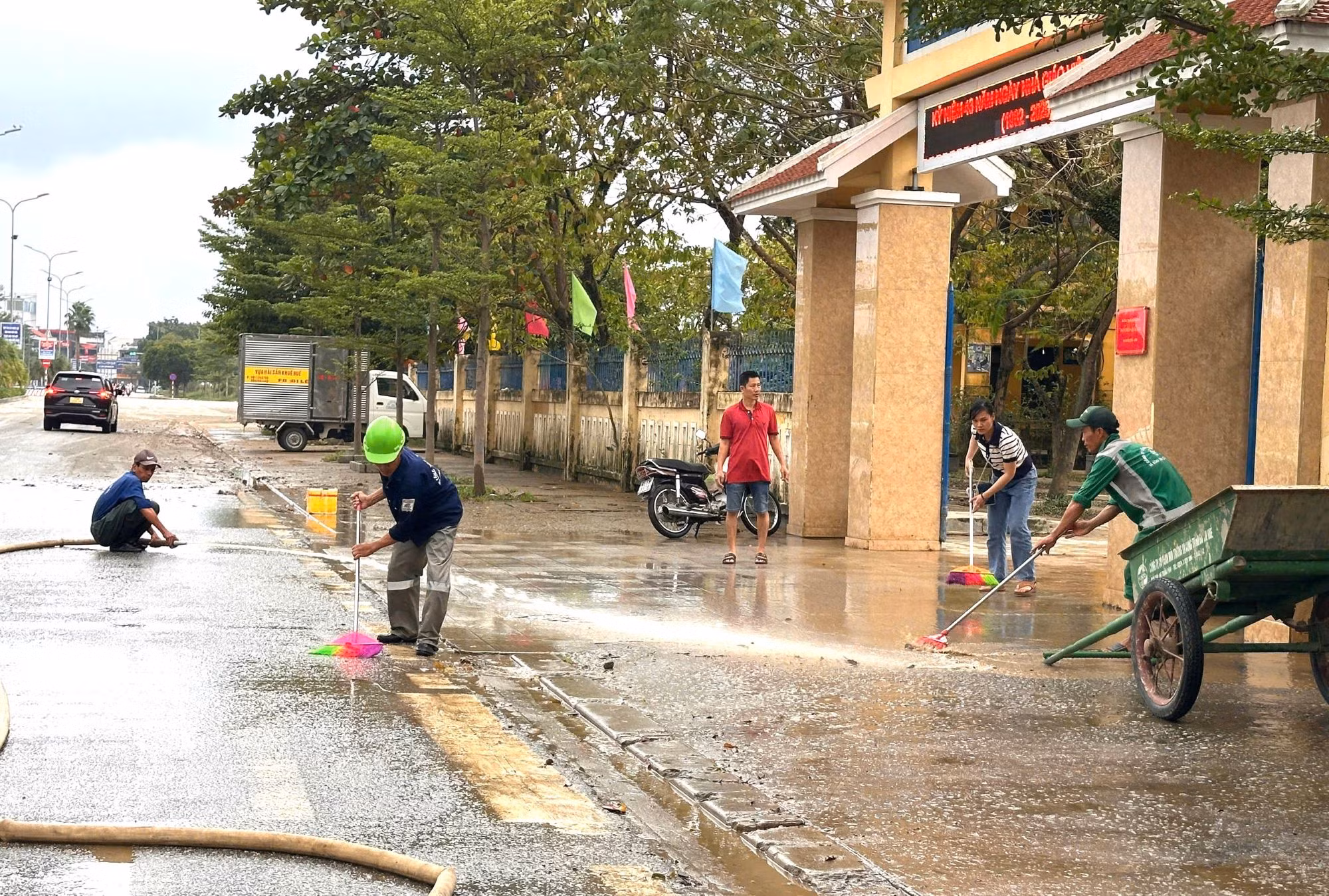 Nước lũ các sông ở TP Huế xuống chậm, còn hơn 7000 ngôi nhà bị ngập lụt -0