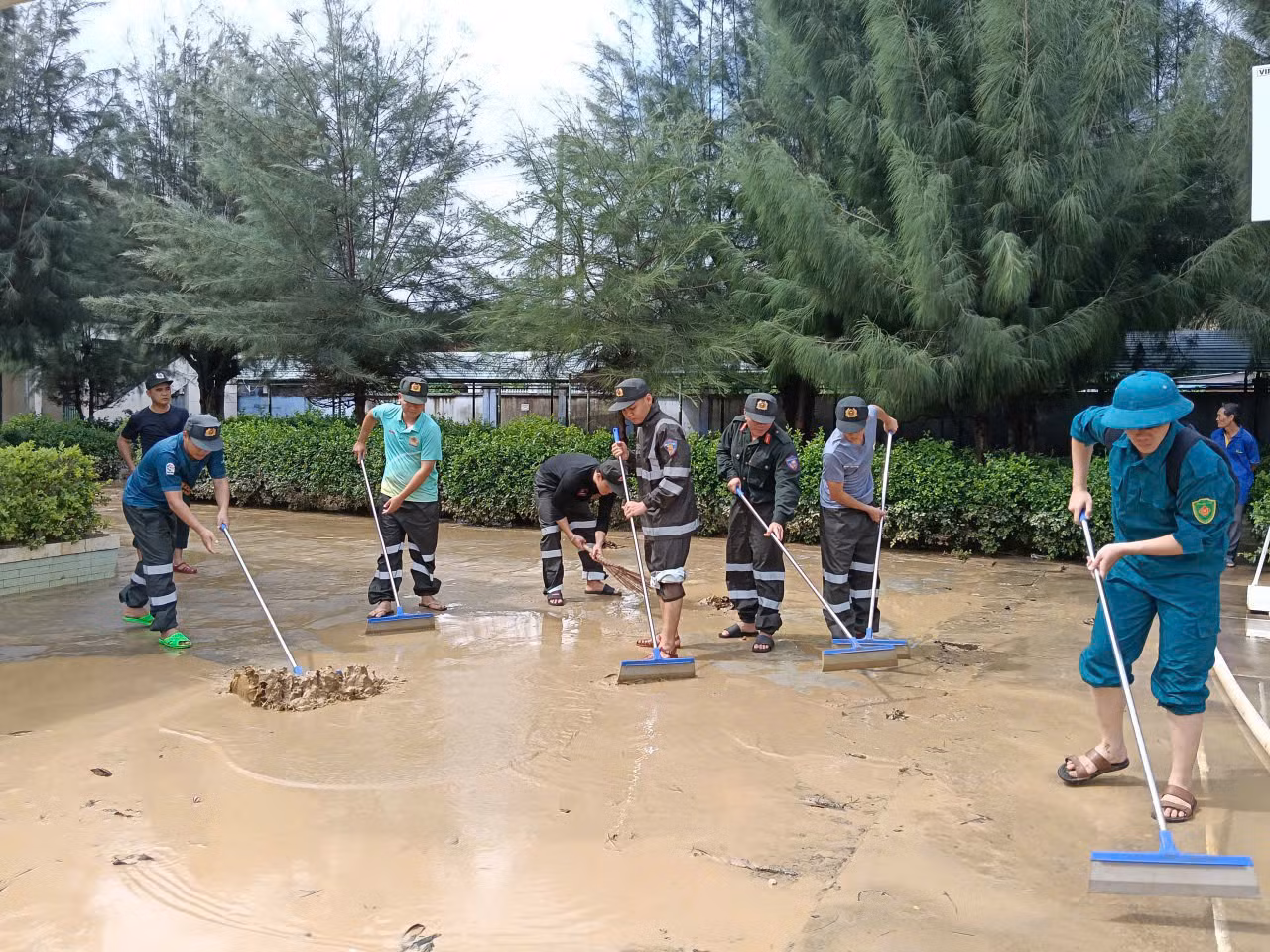 Khánh Hoà: Tập trung nhân lực, phương tiện tiếp tục tìm kiếm hai nạn nhân mất tích do lũ lụt, sạt lở đất đá -0