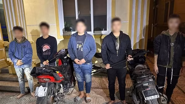 Nhóm quái xế dùng khẩu trang che biển số, mang gậy sắt ra phố tìm đối thủ