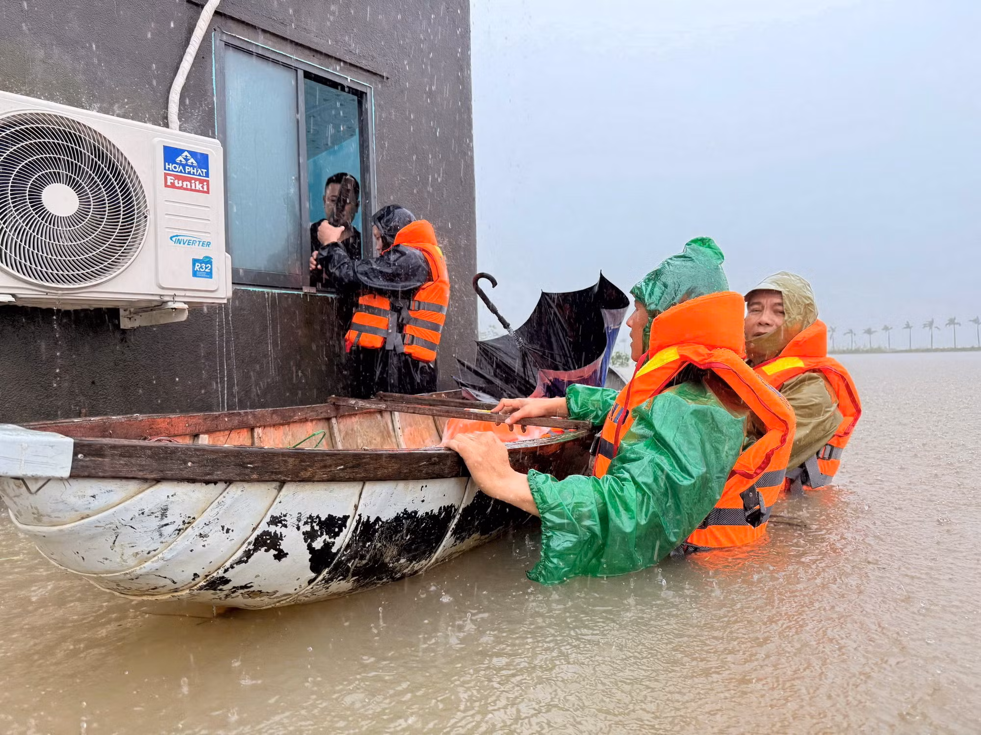  Công an xã Tây Hòa vượt lũ bằng xuồng, cứu nạn 7 người trong một gia đình -0