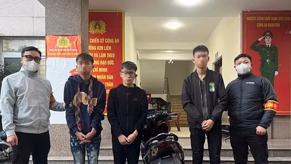 Quái xế hung hãn đạp đầu xe tuần tra của Cảnh sát 141 để bỏ chạy