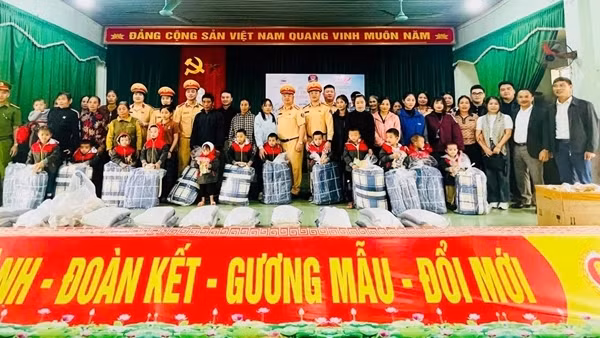 Nghĩa tình của lực lượng CSGT với đồng bào vùng lũ Nghệ An