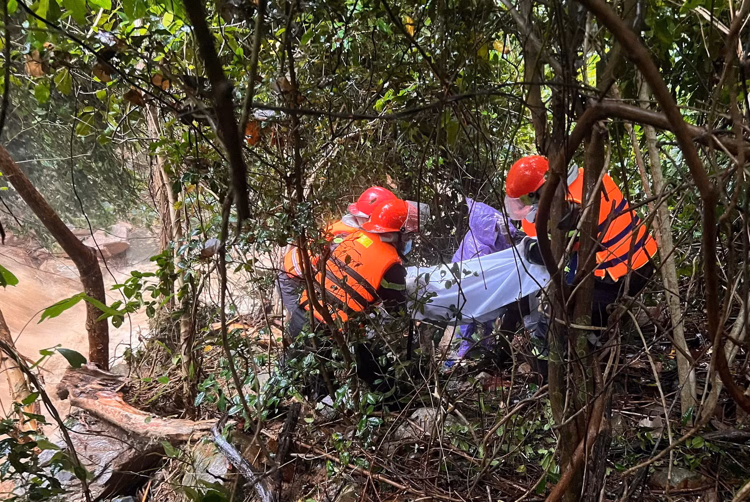 Tìm thấy thi thể người đàn ông mất tích trong vụ sạt lở đất đá bên đường đèo Khánh Sơn -0