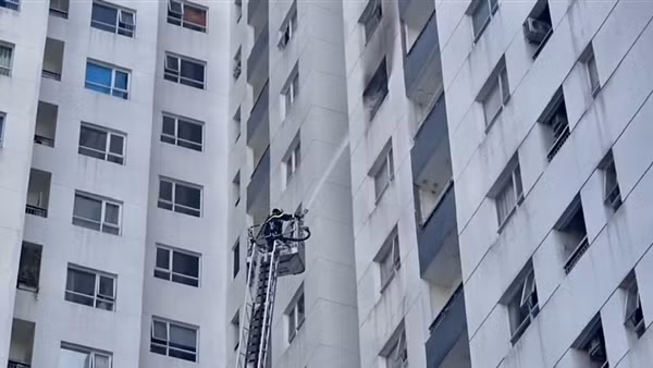 Dập tắt đám cháy căn hộ trên tầng 12, hàng trăm cư dân thoát nạn