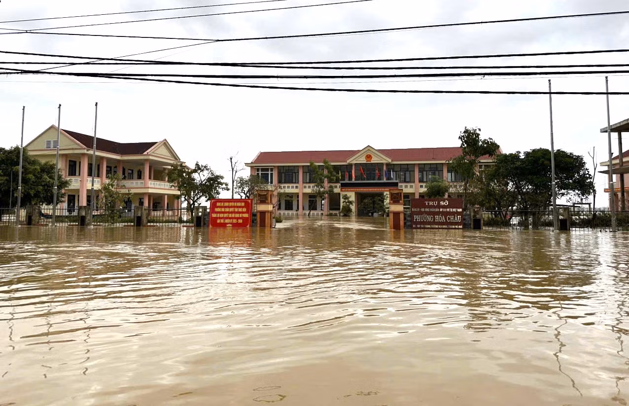 Nước sông dâng cao, nhiều khu vực ở Huế lại ngập trong lũ -0