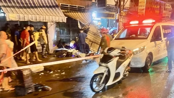 Hai xe máy chạy tốc độ cao lao vào nhà dân, 2 người tử vong