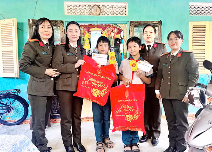 Công an TP Huế tiếp sức nhiều trẻ mồ côi vững bước đến trường -0