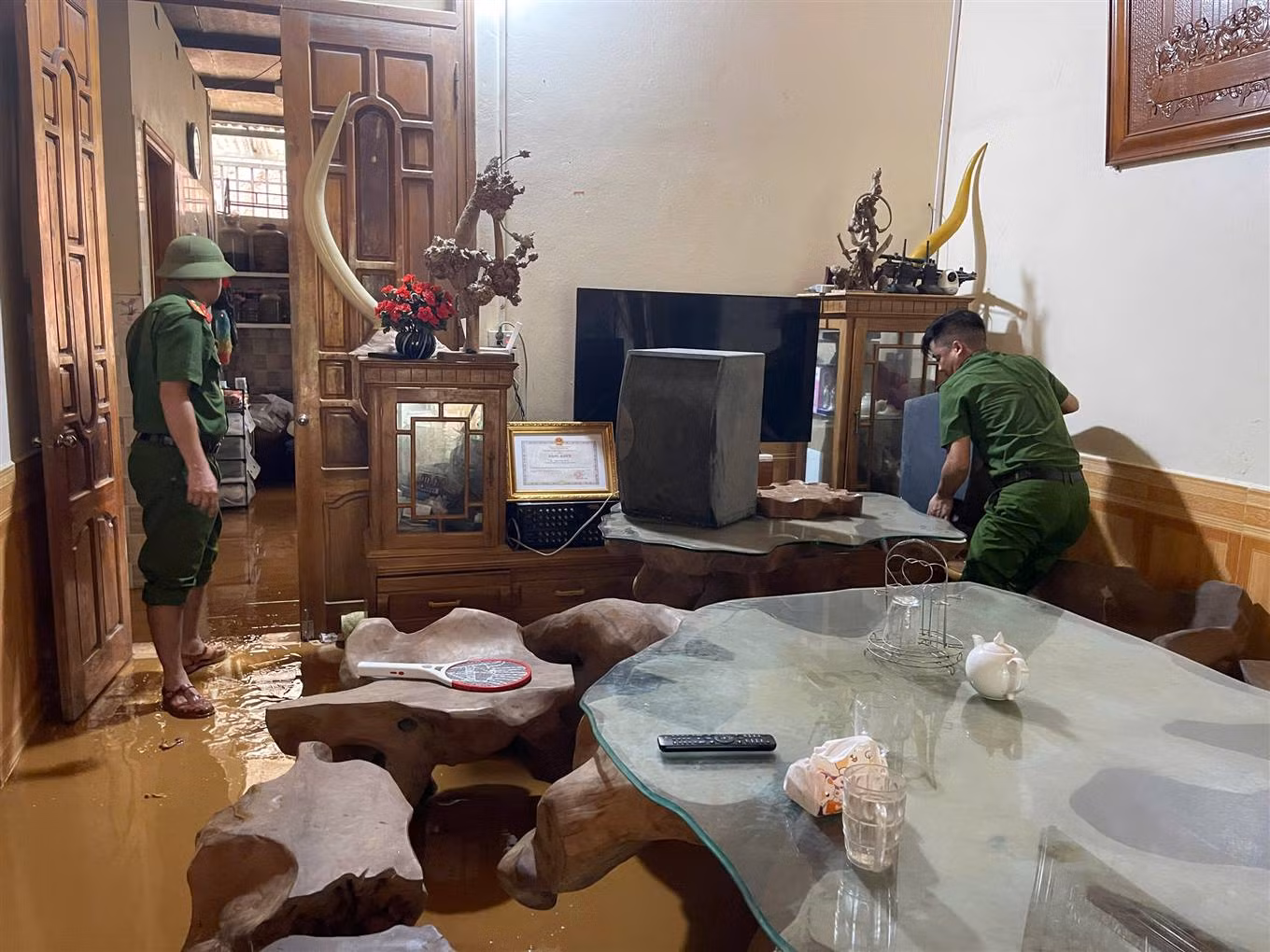 Công an xã giúp dân khắc phục hậu quả mưa lũ -1