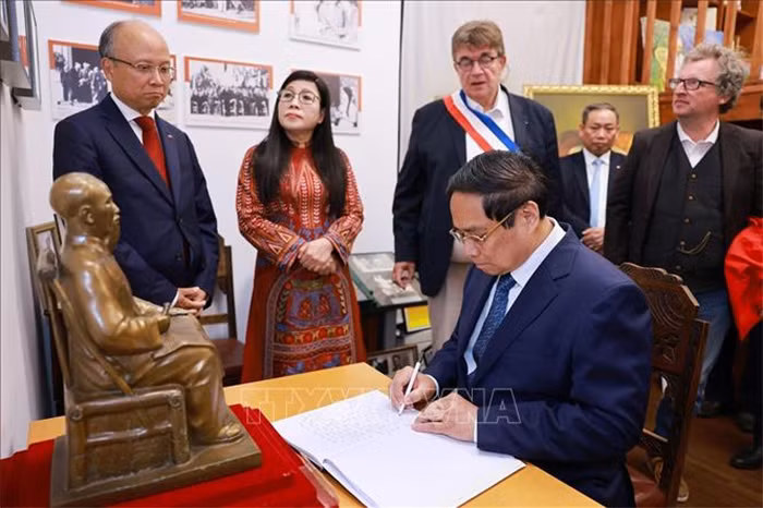 Thủ tướng Phạm Minh Chính đặt vòng hoa và thăm khu tưởng niệm Chủ tịch Hồ Chí Minh tại Montreuil, Pháp -0