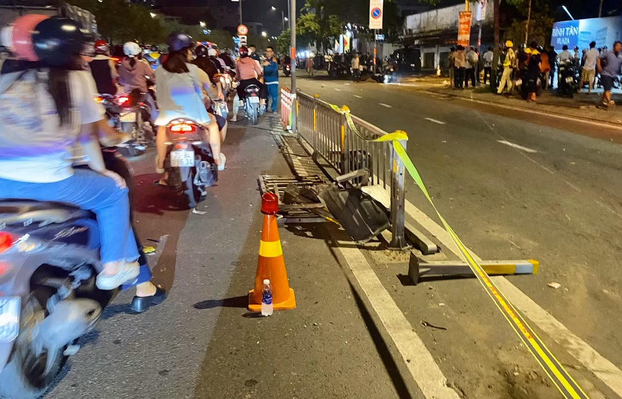 Người thân&nbsp; ngất xỉu tại hiện trường vụ xe Jeep tông 2 người tử vong ở Bình Tân -2