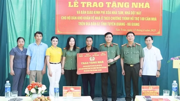 Trao tặng nhà và bàn giao kinh phí xoá nhà dột nát cho các gia đình có hoàn cảnh khó khăn