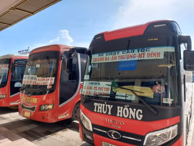 Hà Nội: Thu hồi phù hiệu gần chục xe hợp đồng, yêu cầu giám sát chặt chẽ hoạt động vận tải -0