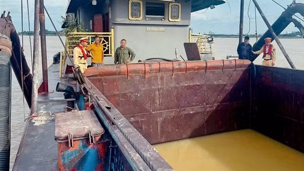 "Cát tặc" hoán cải tàu, giấu đầu hút dưới mặt nước