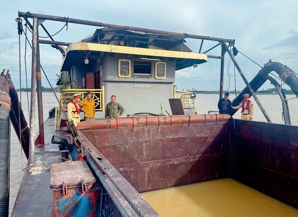 Cảnh sát kiểm tra tàu "cát tặc".
