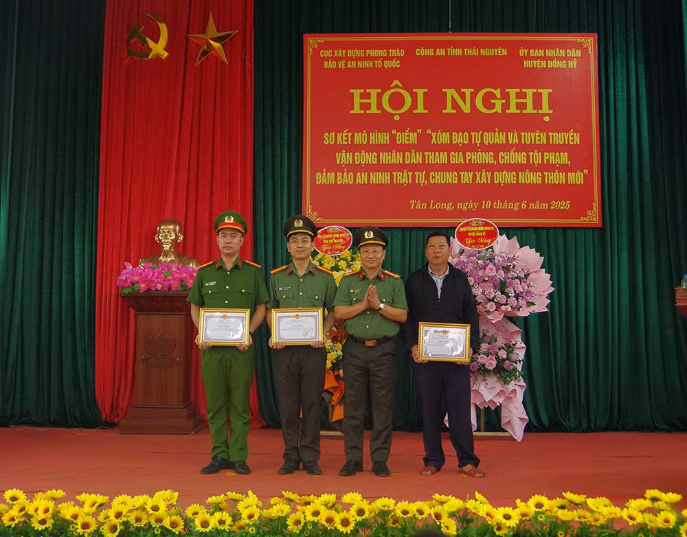 Sơ kết mô hình “Xóm đạo tự quản và tuyên truyền, vận động Nhân dân tham gia phòng, chống tội phạm, đảm bảo ANTT, chung tay xây dựng nông thôn mới” -0