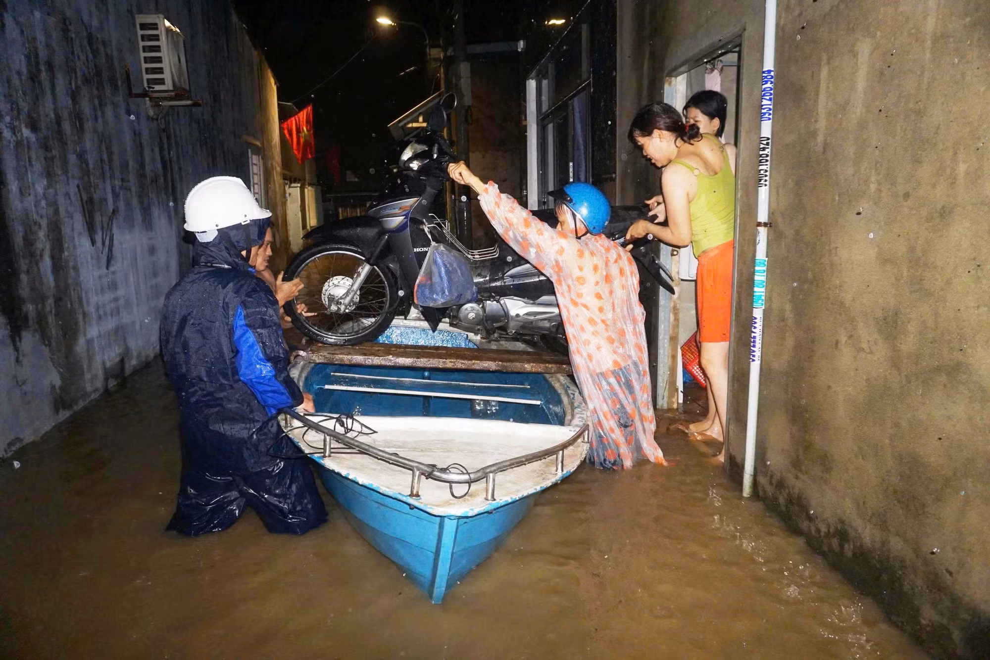 Công an TP Đà Nẵng phương triển khai các phương án ứng phó, sẵn sàng bảo vệ an toàn cho nhân dân -0