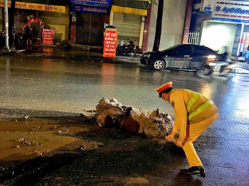 Cảnh sát truy tìm trong đêm xe quá tải, làm rơi đất ra đường -0