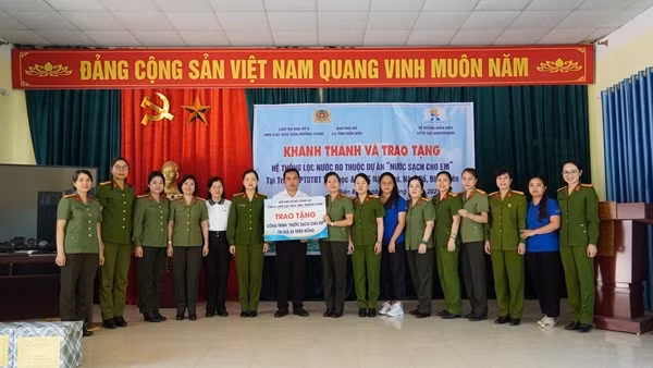 Hội phụ nữ Cụm thi đua số 6 tặng công trình nước sạch cho học sinh vùng cao