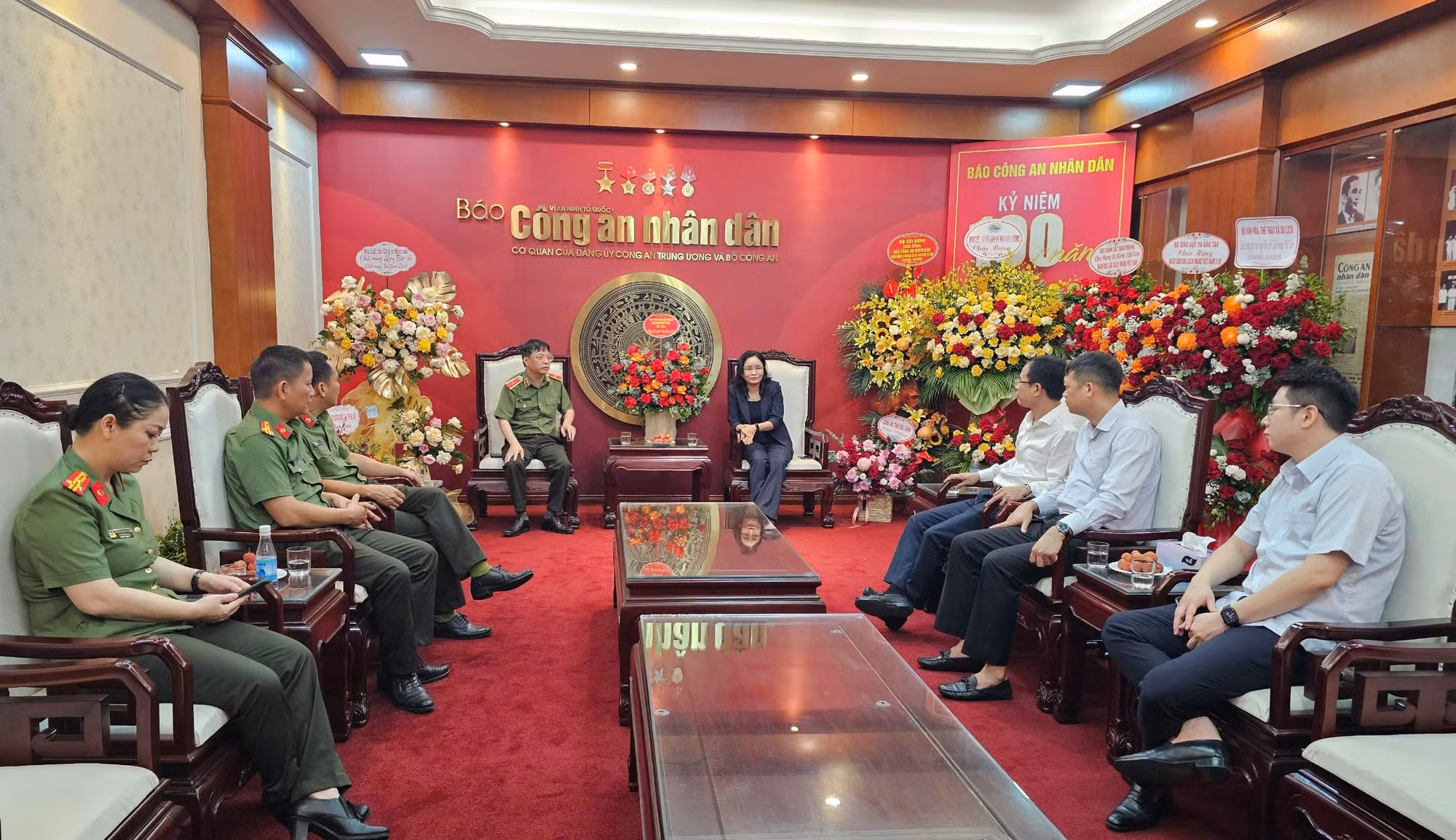 Thứ trưởng Bộ Văn hóa, Thể thao và Du lịch Trịnh Thị Thủy thăm, chúc mừng Báo CAND -0