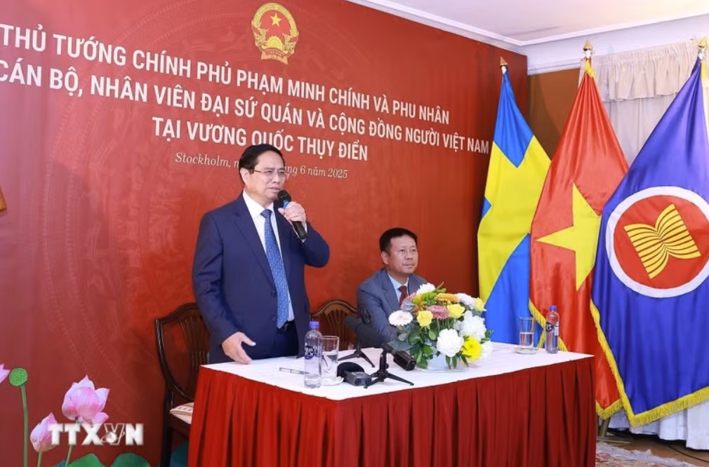 Thủ tướng Phạm Minh Chính phát biểu tại buổi gặp cán bộ, nhân viên Đại sứ quán và cộng đồng người Việt Nam tại Thụy Điển.