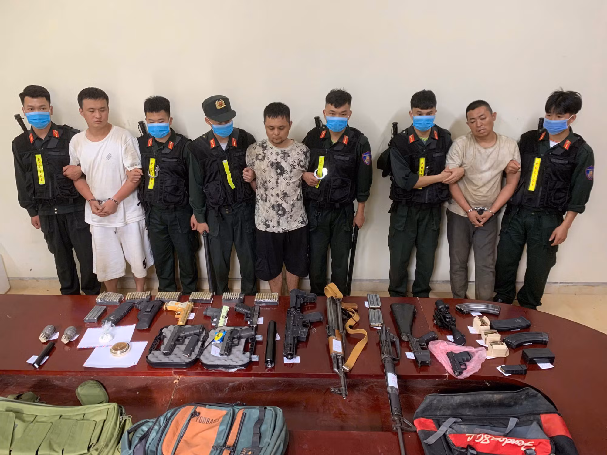 Bắt nhóm tội phạm mang theo nhiều vũ khí qua biên giới -0