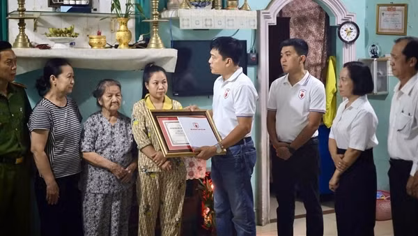 Tri ân Đại uý Nguyễn Hoàng Minh dũng cảm cứu 3 cháu nhỏ đuối nước
