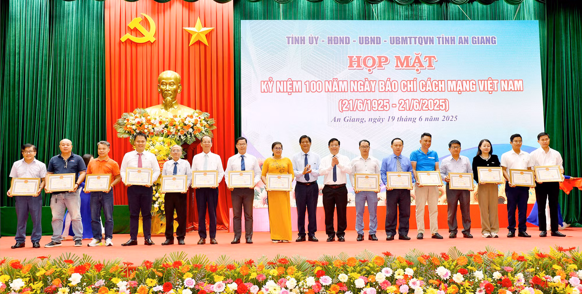 Phóng viên Báo CAND được nhiều đơn vị ghi nhận đóng góp và khen thưởng -0