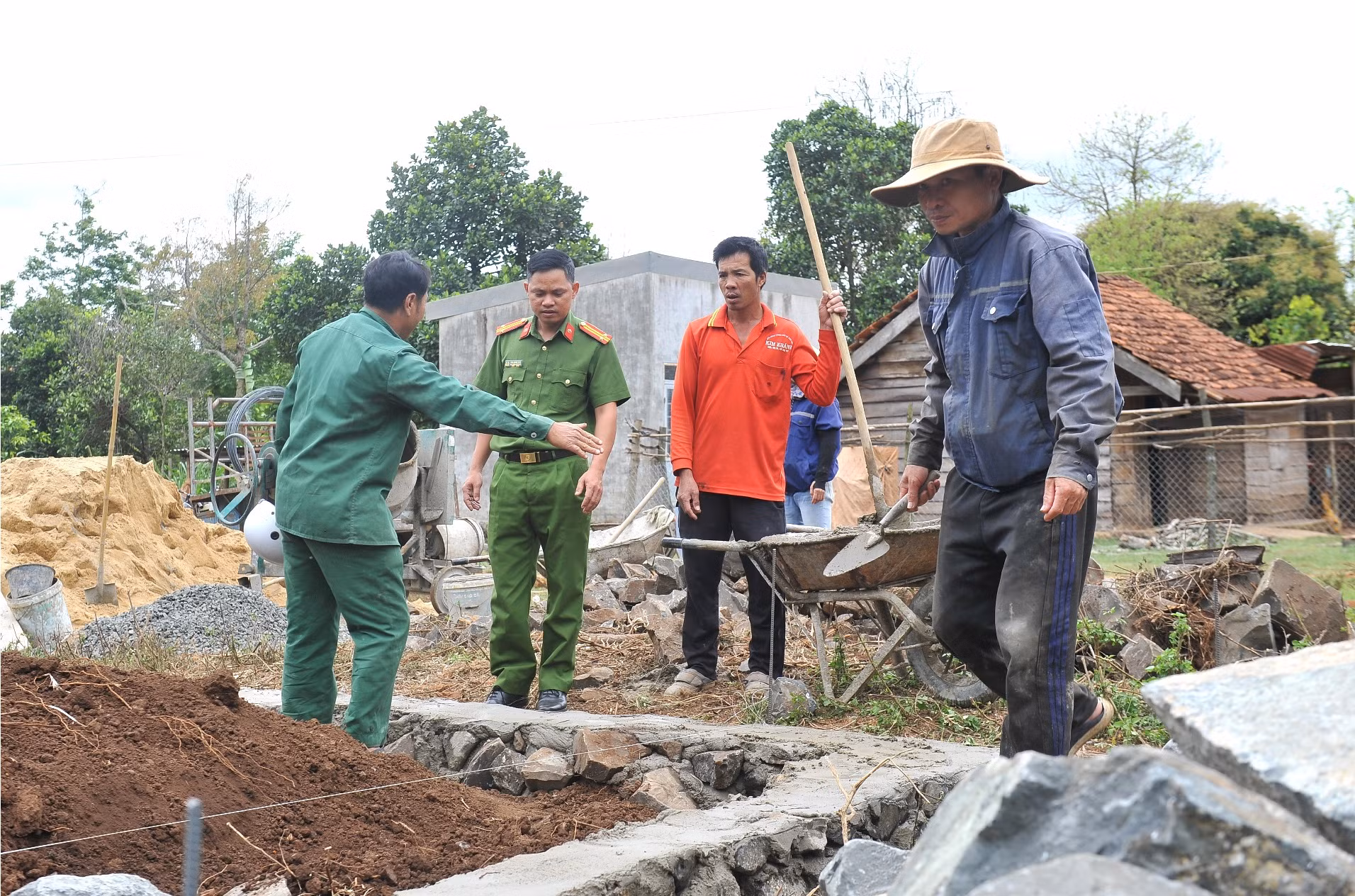 Công an Đắk Lắk khắc phục khó khăn để hoàn thành chương trình xoá nhà tạm -0