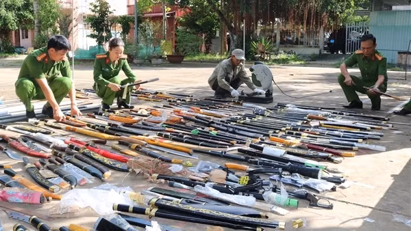 Công an tỉnh Trà Vinh: Tiêu hủy hơn 1.500 vũ khí, vật liệu nổ và&nbsp;công cụ hỗ trợ