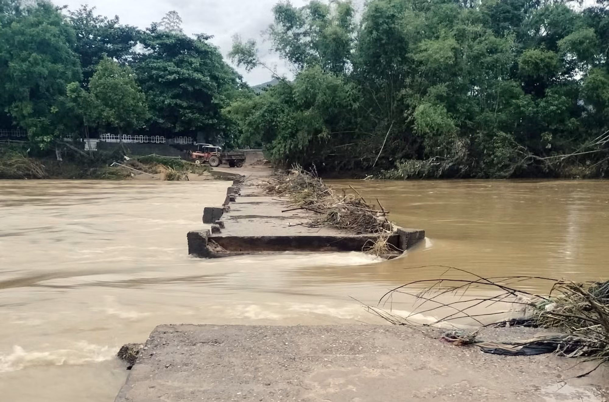 Mưa lũ bất thường làm sập cầu, hàng trăm nhà dân bị ngập sâu, sạt lở -0