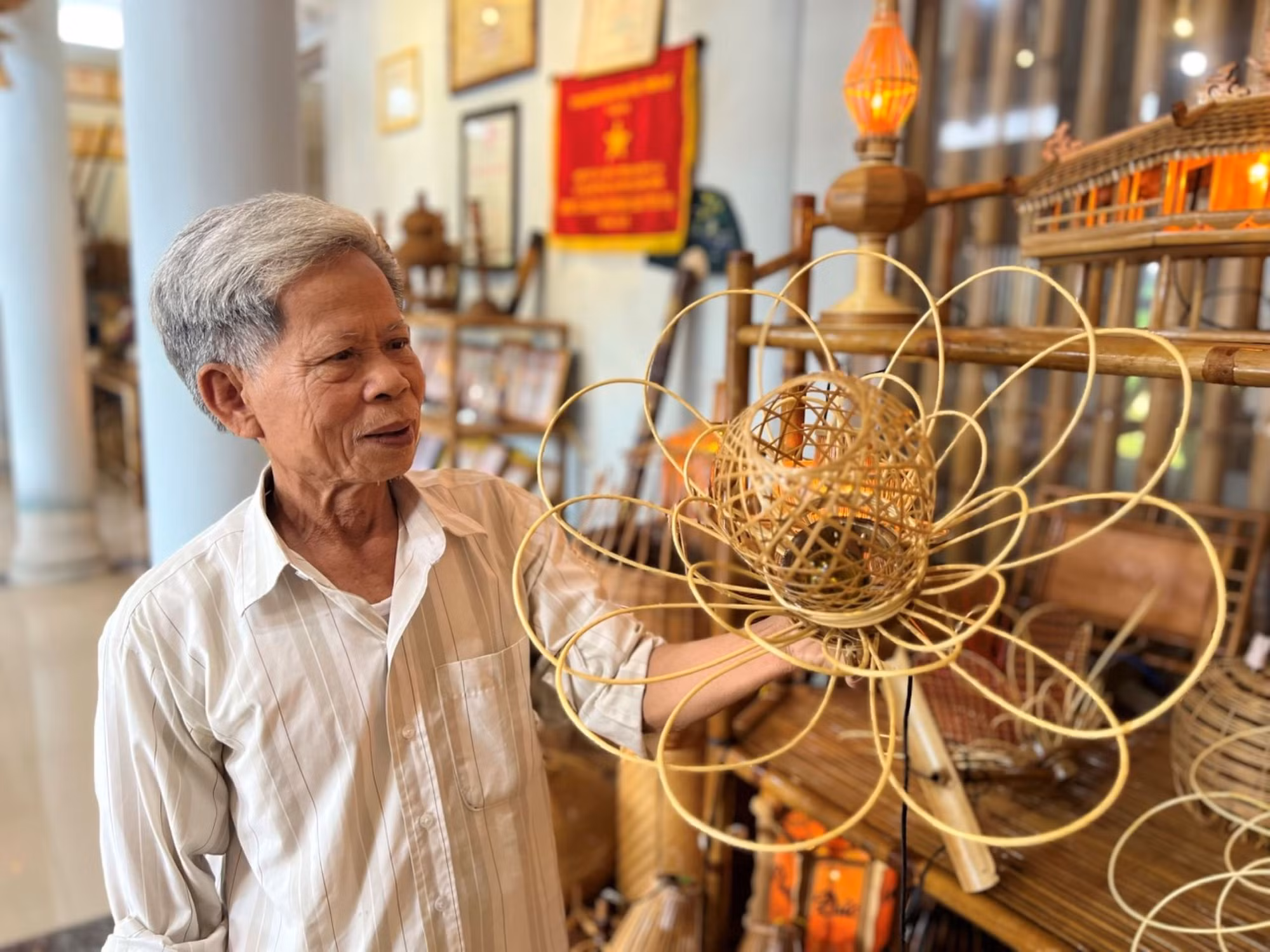 Đưa sản phẩm thủ công mỹ nghệ truyền thống 