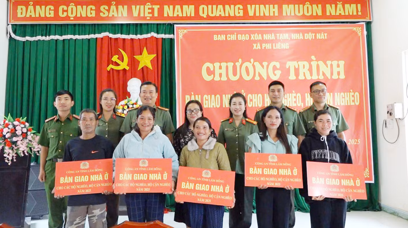 Công an tỉnh Lâm Đồng bàn giao nhà ở cho 19 hộ dân nghèo -1