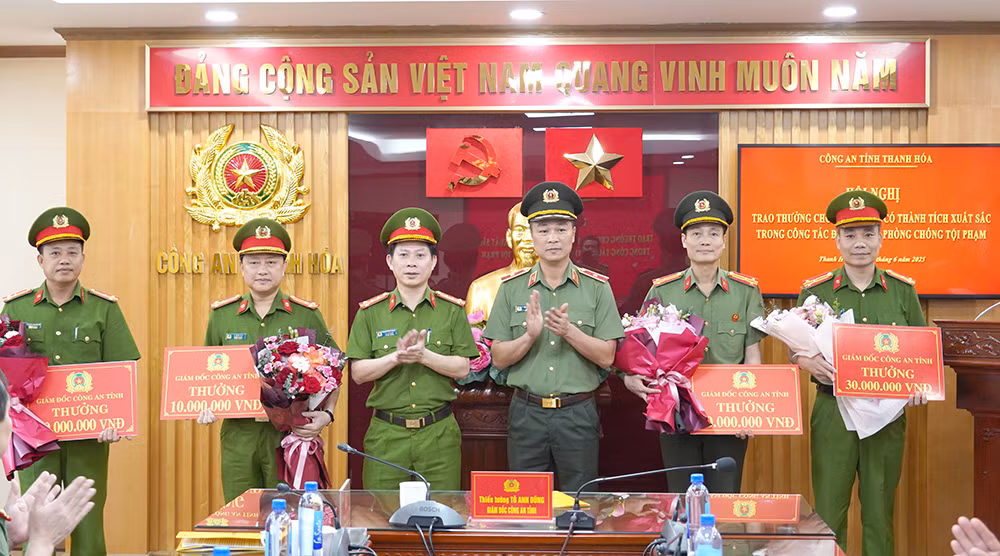 Trao thưởng cho các đơn vị có thành tích xuất sắc trong đấu tranh phòng, chống tội phạm -0