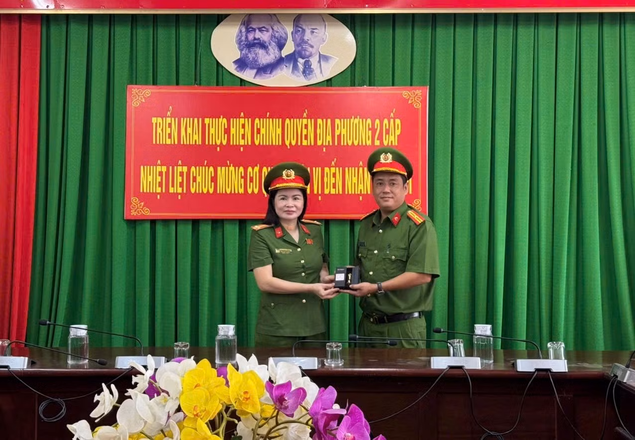 TP Hồ Chí Minh: Tổ chức thu hồi - cấp mới con dấu cho cấp xã theo mô hình mới -3